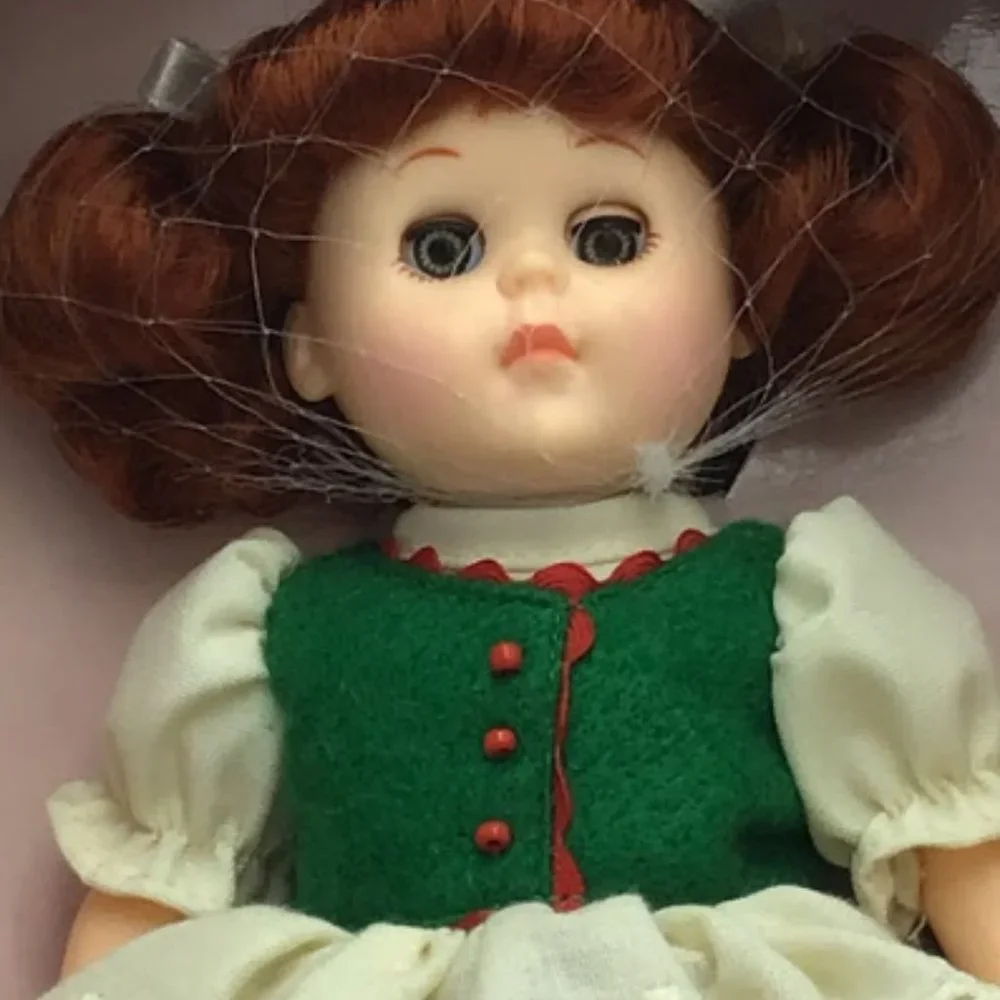 Ginny Vogue Beautiful Gretel 1984 Dakin Collectible Ornamental Character Display - Picture 10 of 12